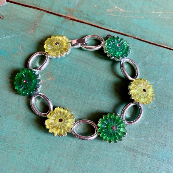 💚 Pretty Yellow & Green Flower Bracelet & Retro Green Circle Dangles 💚 - Picture 4 of 6